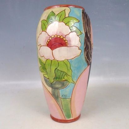 null Michael KAY (né en 1937): Vase en céramique à décor de portrait de femme. Signé....