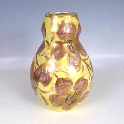 null D’ARGYL : Vase bulbeux en céramique à décor de fleurs et arbustes sur fond jaune....