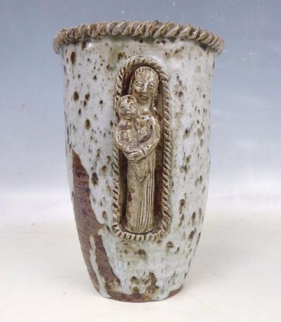 null Jean LERAT (1913-1992): Vase en grés gris orné en relief d'une Vierge à l'enfant....