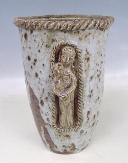 null Jean LERAT (1913-1992): Vase en grés gris orné en relief d'une Vierge à l'enfant....