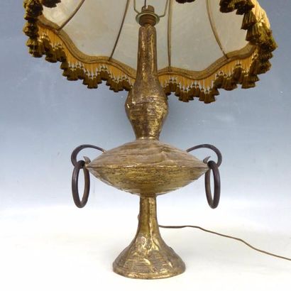 null LAMPE en alliage cuivreux à deux anses mobiles. XXème siècle. H: 43 cm 

