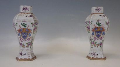 null SAMSON - Dans le goût de la compagnie des Indes: Deux vases hauts en porcelaine...
