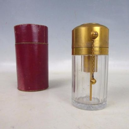 null GUERLAIN: Flacon vaporisateur en cristal facetté et métal doré. Marqué Guerlain...