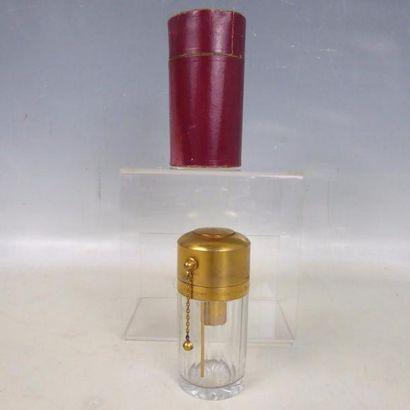null GUERLAIN: Flacon vaporisateur en cristal facetté et métal doré. Marqué Guerlain...
