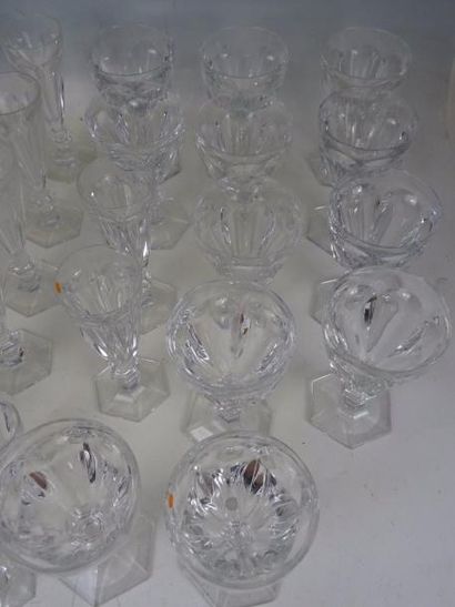 null BACCARAT service Harcourt: Partie de service de verres en cristal comprenant...