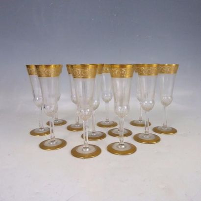 null SAINT LOUIS – modèle Thistle : Douze flûtes à champagne en cristal taillé et...