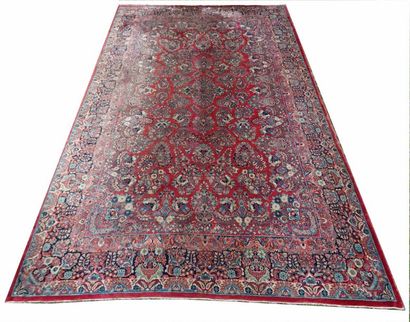 null IRAN: IMPORTANT TAPIS en laine à décor stylisé sur fond rouge. 600 x 350 environ....