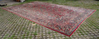null IRAN: IMPORTANT TAPIS en laine à décor stylisé sur fond rouge. 600 x 350 environ....