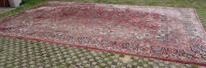 null IRAN: IMPORTANT TAPIS en laine à décor stylisé sur fond rouge. 600 x 350 environ....