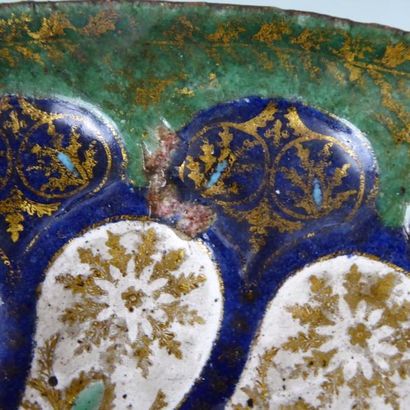 null PLATEAU d'une tazza en émail peint polychrome avec rehauts de dorure, émaux...