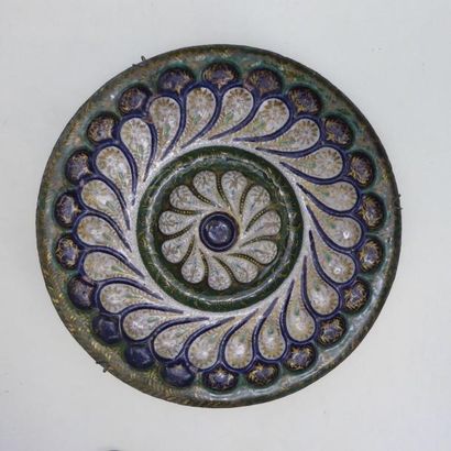 null PLATEAU d'une tazza en émail peint polychrome avec rehauts de dorure, émaux...