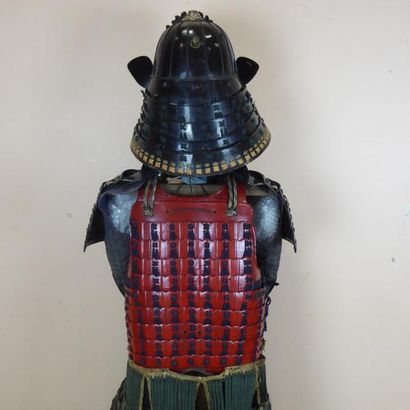 null ARMURE DE SAMOURAI (Yoroi) comprenant : Kabuto (casque) en fer laqué noir avec...
