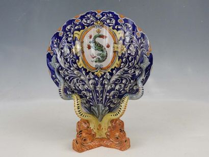 null BLOIS - ULYSSE: Bouquetière en forme de coquille en faience polychrome à décor...