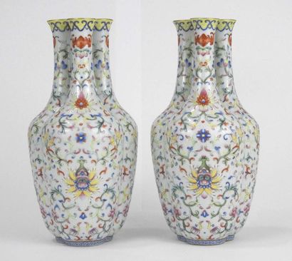 CHINE: Paire de rares vases à triple bouches...