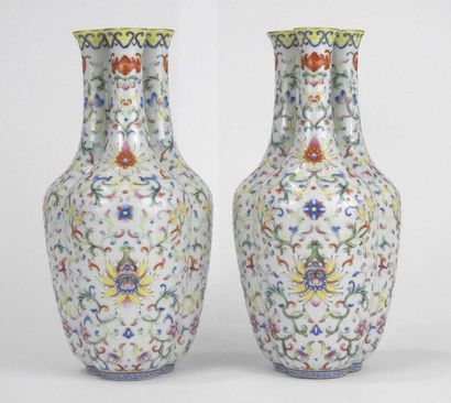 null CHINE: Paire de rares vases à triple bouches en porcelaine à décor en émaux...