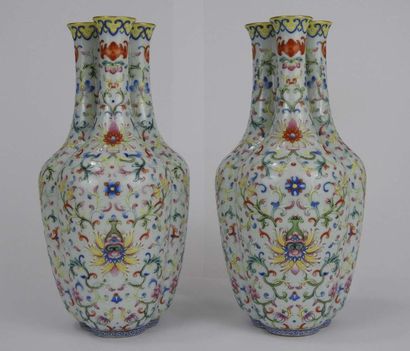 null CHINE: Paire de rares vases à triple bouches en porcelaine à décor en émaux...