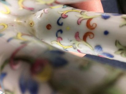 null CHINE: Paire de rares vases à triple bouches en porcelaine à décor en émaux...