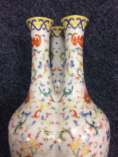  CHINE: Paire de rares vases à triple bouches en porcelaine à décor en émaux polychromes...