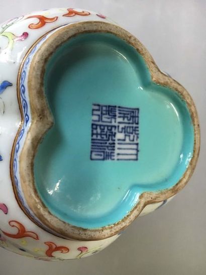 null CHINE: Paire de rares vases à triple bouches en porcelaine à décor en émaux...
