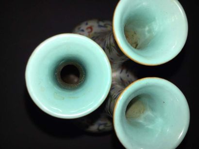  CHINE: Paire de rares vases à triple bouches en porcelaine à décor en émaux polychromes...