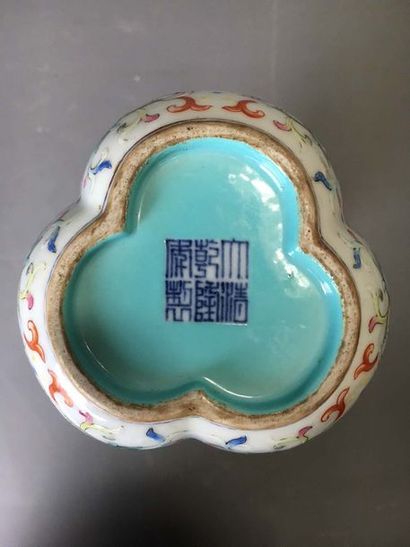 null CHINE: Paire de rares vases à triple bouches en porcelaine à décor en émaux...