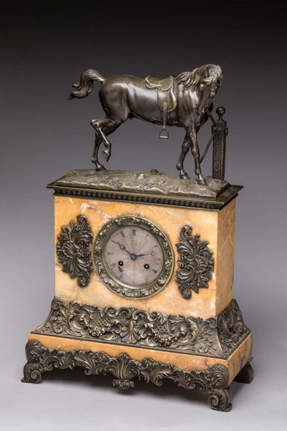 null PENDULE en marbre à riche garniture en bronze ciselé à décor d’un cheval sellé...