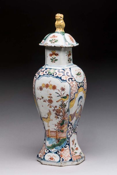 null DELFT

Vase couvert de forme balustre en faïence à décor polychrome de tigre,...