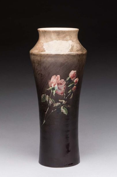 null MONTIGNY-SUR-LOING - Fabrique de Georges Delvaux

Vase de forme évasée en céramique...
