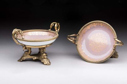 null SEVRES

Paire de baguiers en porcelaine à l'imitation de l'opaline à décor doré...