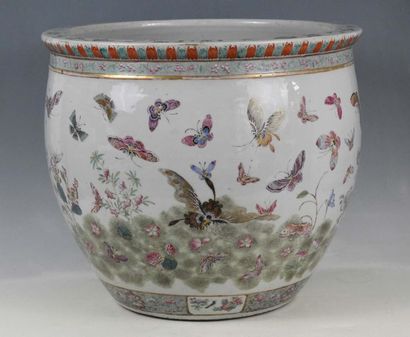 null CHINE - XIXe siècle

Grande vasque en porcelaine décorée en émaux polychromes...