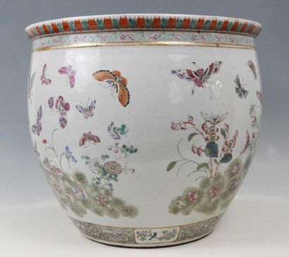 null CHINE - XIXe siècle

Grande vasque en porcelaine décorée en émaux polychromes...