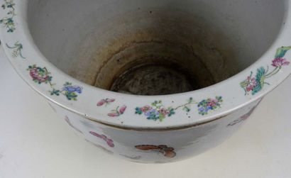 null CHINE - XIXe siècle

Grande vasque en porcelaine décorée en émaux polychromes...