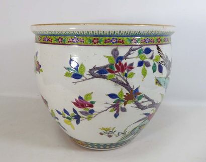 null CHINE

Grande vasque en porcelaine décorée en émaux polychromes d'oiseaux branchés.

Epoque...