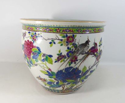null CHINE

Grande vasque en porcelaine décorée en émaux polychromes d'oiseaux branchés.

Epoque...