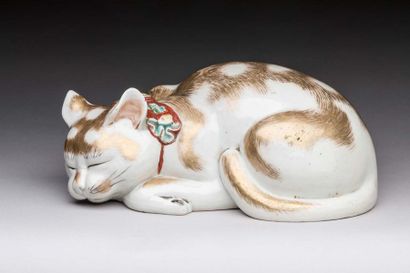 null JAPON - Période MEIJI (1868-1912)

Statuette de chat couché et endormi en porcelaine...