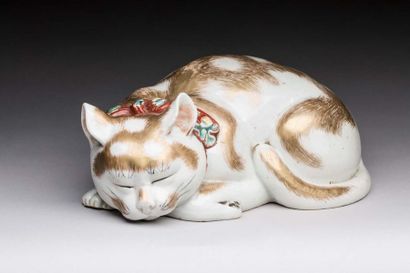 null JAPON - Période MEIJI (1868-1912)

Statuette de chat couché et endormi en porcelaine...