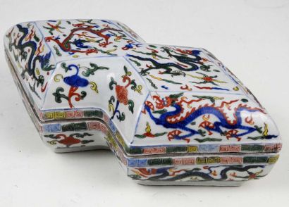 null CHINE - XXe siècle

Boite en porcelaine en forme de double losange, à décor...