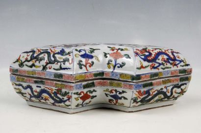 null CHINE - XXe siècle

Boite en porcelaine en forme de double losange, à décor...