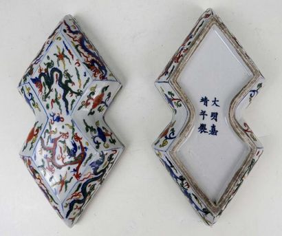 null CHINE - XXe siècle

Boite en porcelaine en forme de double losange, à décor...