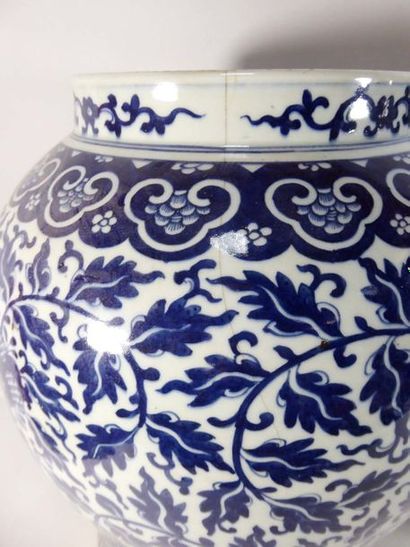 null CHINE - XIXe siècle

Paire de vases couverts de forme balustre en porcelaine...