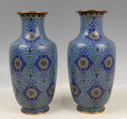 null CHINE - Début XXe siècle

Paire de vases en bronze et émaux cloisonnés à décor...