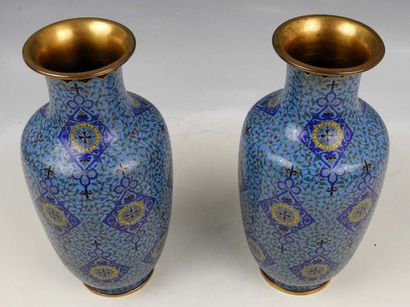 null CHINE - Début XXe siècle

Paire de vases en bronze et émaux cloisonnés à décor...