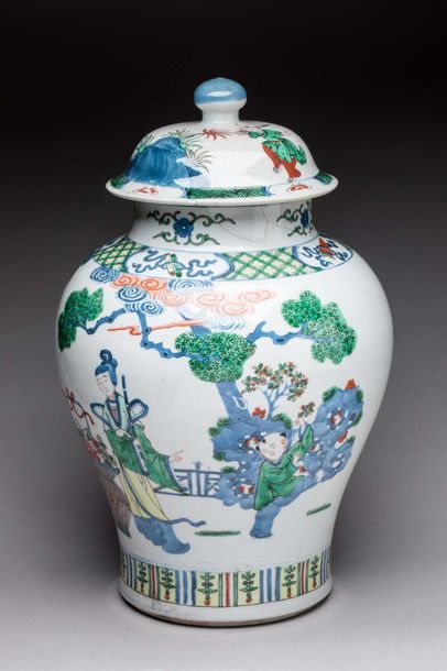 null CHINE

Vase couvert de forme balustre en porcelaine à décor d'émaux polychromes...