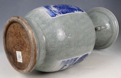 null CHINE - XIXe siècle

Grand vase balustre à col évasé en porcelaine décorée dans...