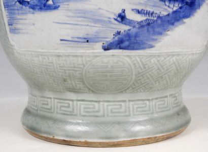 null CHINE - XIXe siècle

Grand vase balustre à col évasé en porcelaine décorée dans...