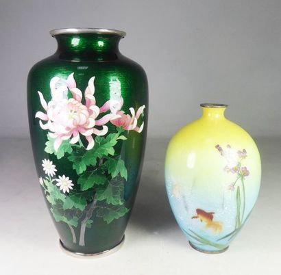 null JAPON - XXe siècle

Réunion de deux vases à décor émaillé de fleurs et de poissons,...