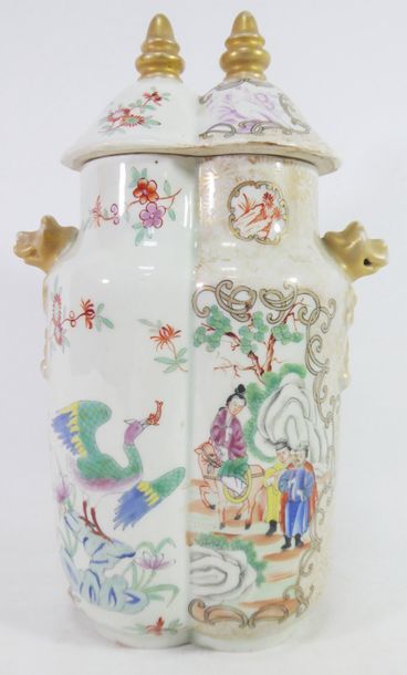 null CHINE - Période République (1912-1949)

Vase couvert formant double lobe en...