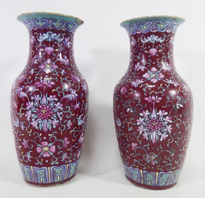 null CHINE 

Paire de vases balustres en porcelaine à motifs émaillés de rinceaux,...