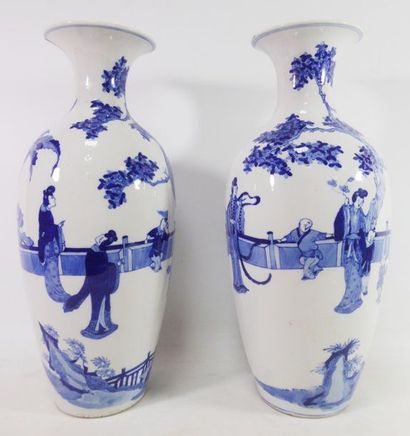 null CHINE - XIXe siècle

Paire de vases de forme balustre en porcelaine à décor...