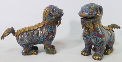 null CHINE - Epoque XIXe siècle. 

Paire de chiens de Fô en bronze et émaux cloisonnés....